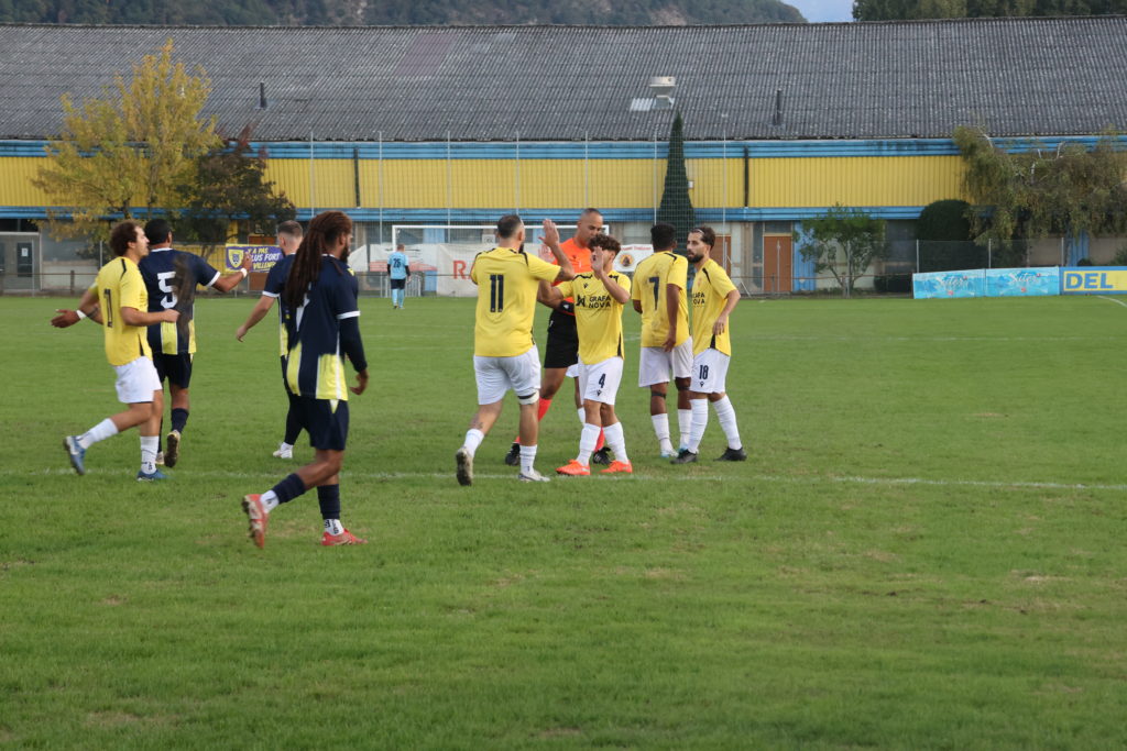 Les joueurs du FC Montreux-Sports célébrant après l'ouverture du score.