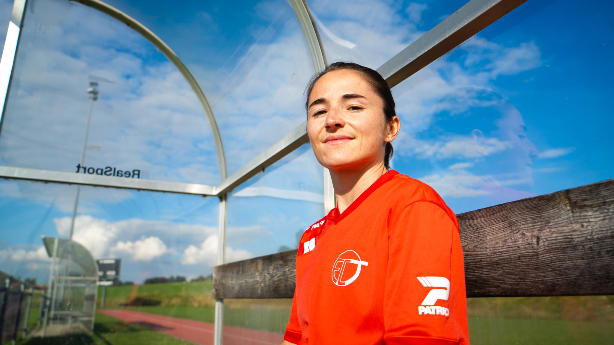 Chloé Nicaty assise sur le banc du FC Thierrens.
